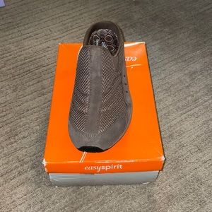 COPY - Brand new Womens easy spirit travel time clogs, with box